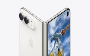 星光白色 iPhone Duo 半展開，展示相機、鉸鏈與外螢幕