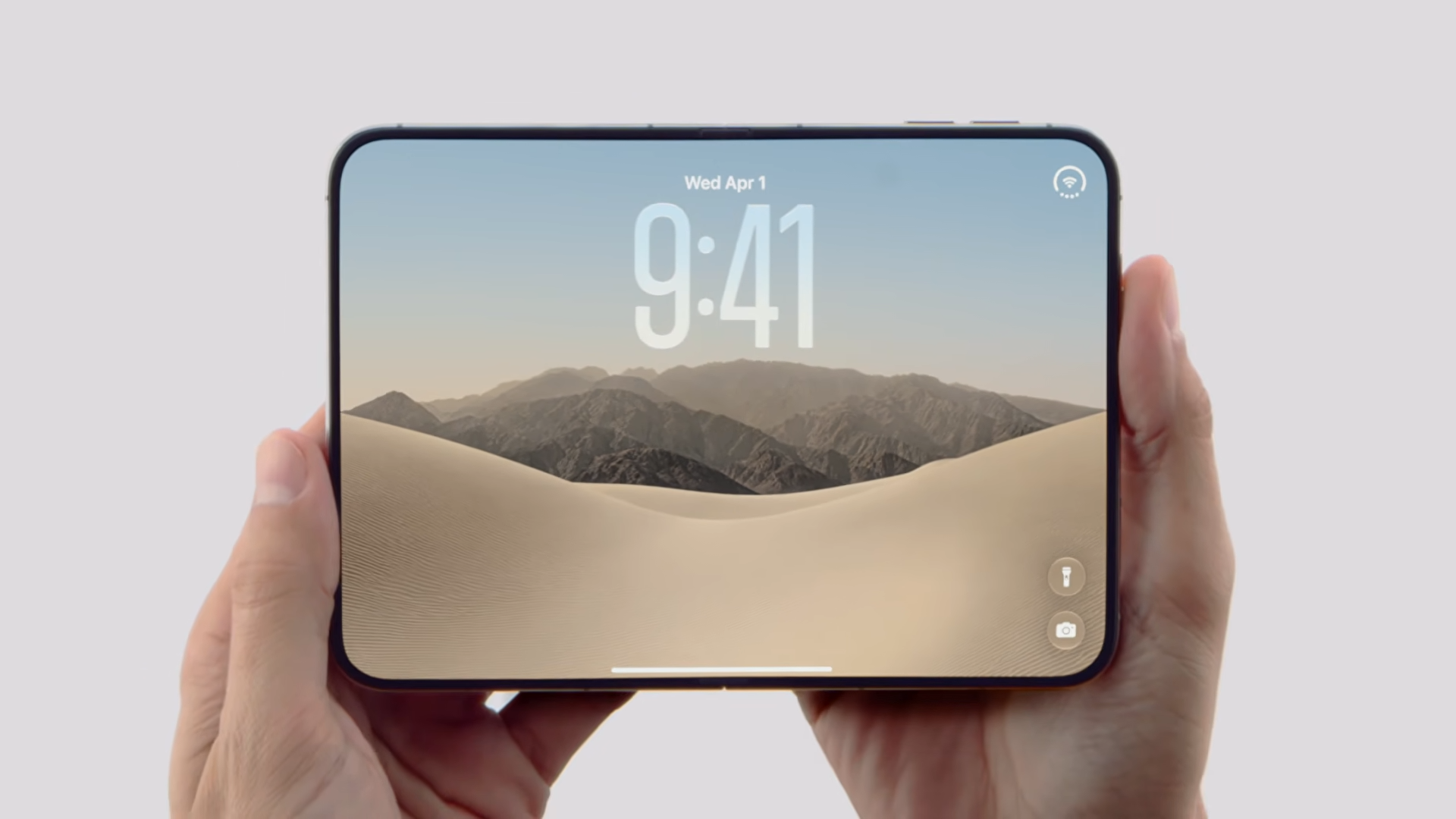 雙手握持展開的 iPhone Duo，展示內螢幕