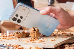 OPPO A7 Pro Max 晴海藍機身與耐用性展示